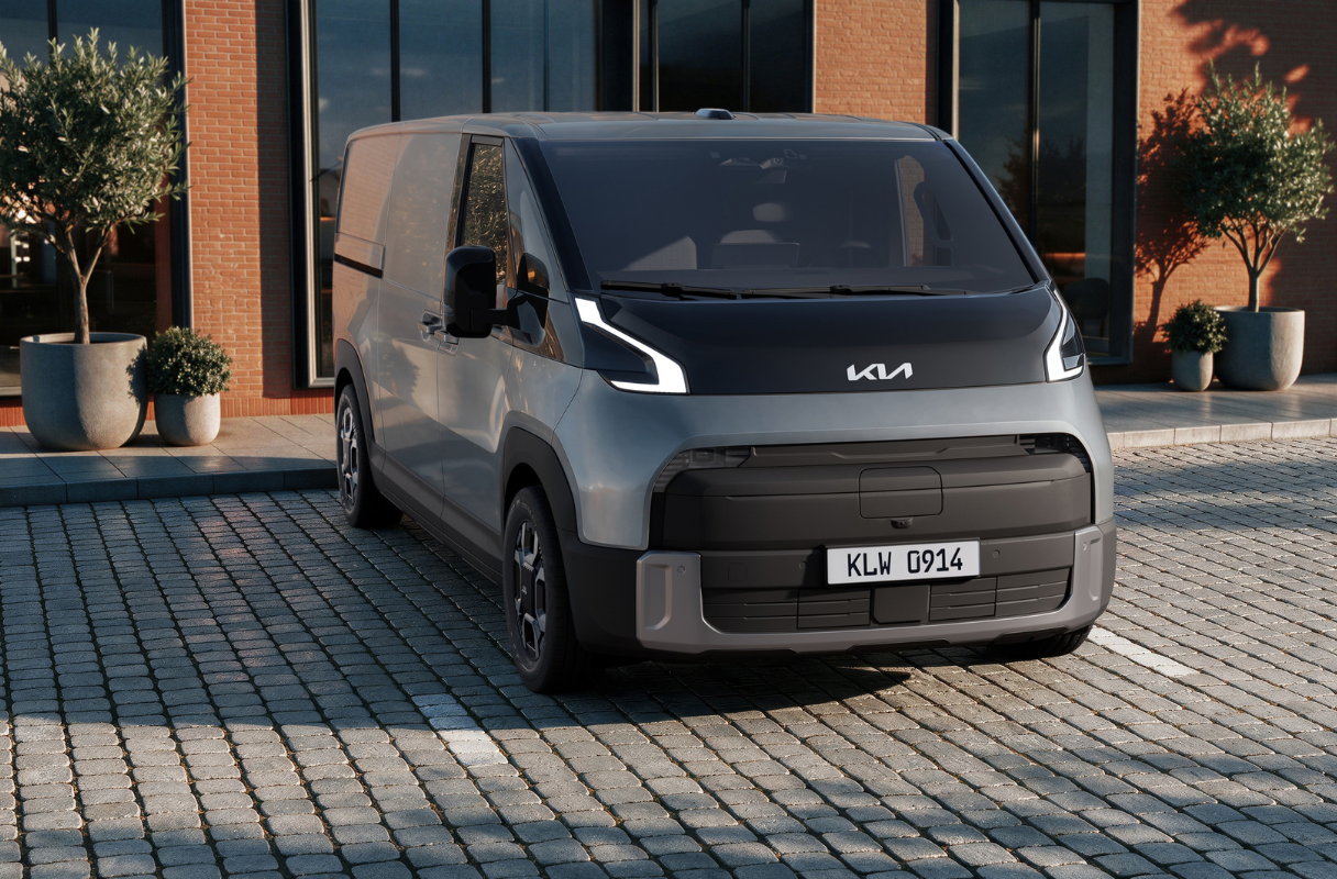 Kia Pv7 varebil sett forfra i grå metallic lakk