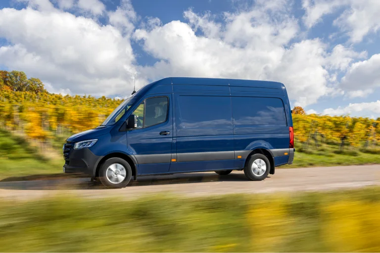 Mercedes Sprinter varebil diesel i blå metallic lakk
