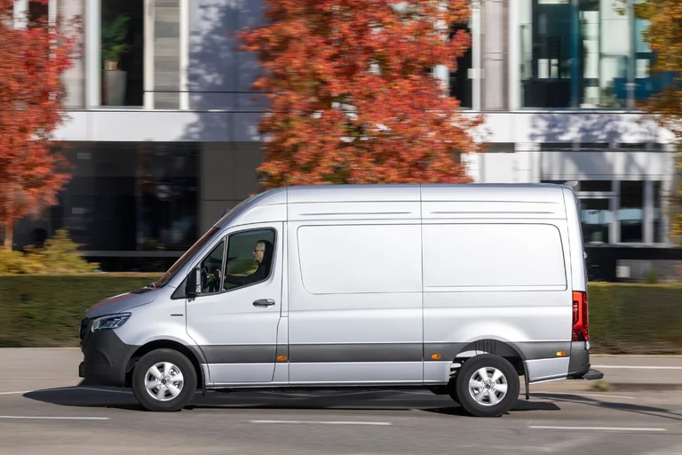 Grå Mercedes Sprinter sett fra siden med aluminiumsfelger
