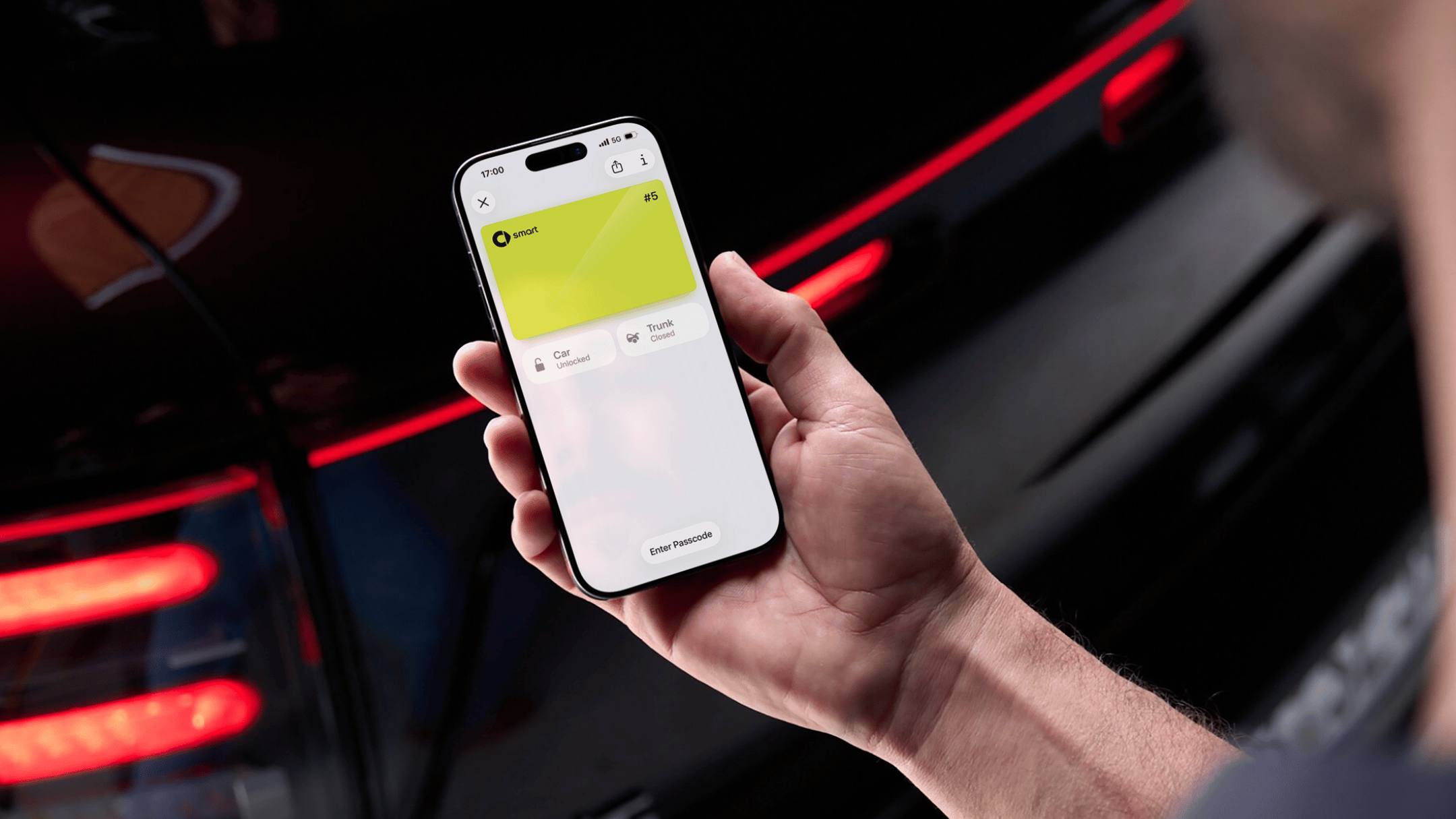 Person holder iPhone med digital bilnøkkel til smart #5 i Apple Wallet