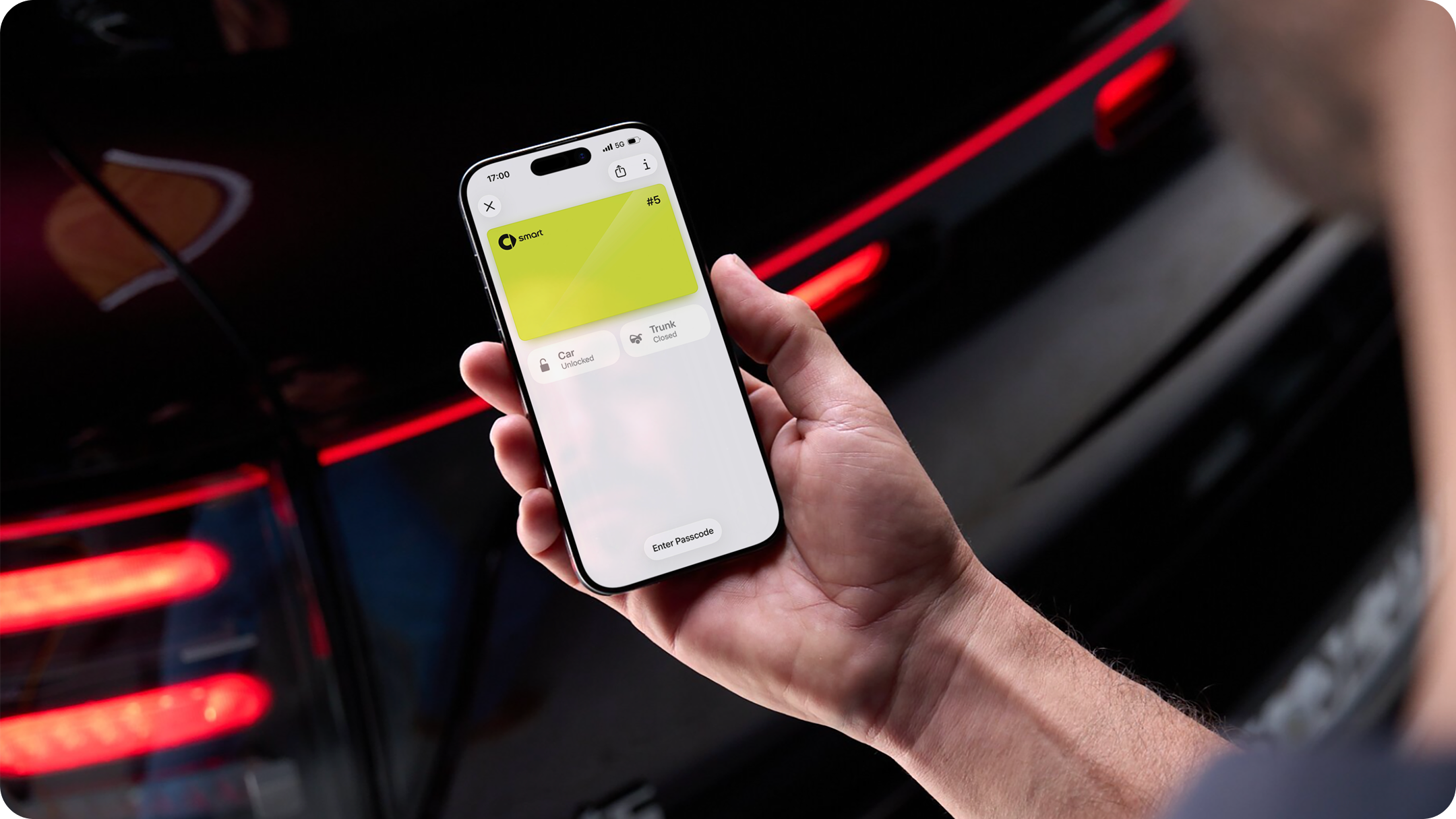 Person holder iPhone med digital bilnøkkel til smart #5 i Apple Wallet