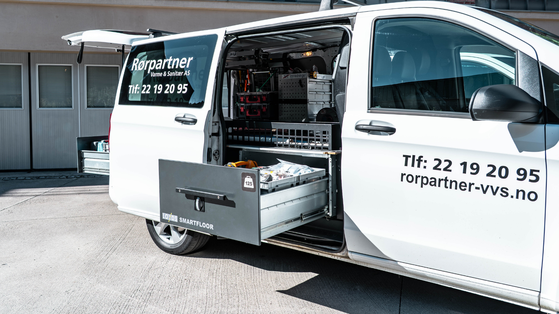 Varebil til rørpartner med innredning og smartfloor.