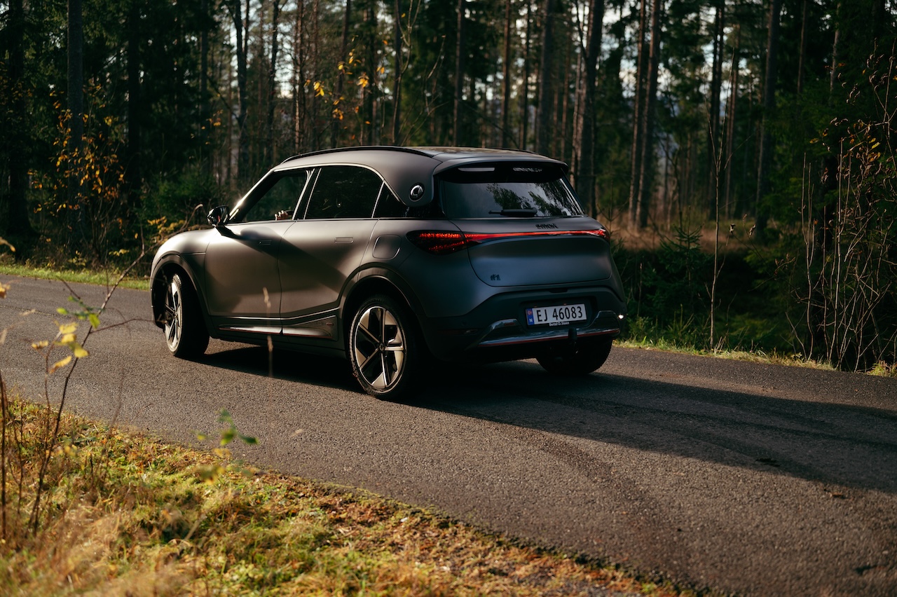 smart #1 BRABUS sett bakfra på vei i skogsomgivelser