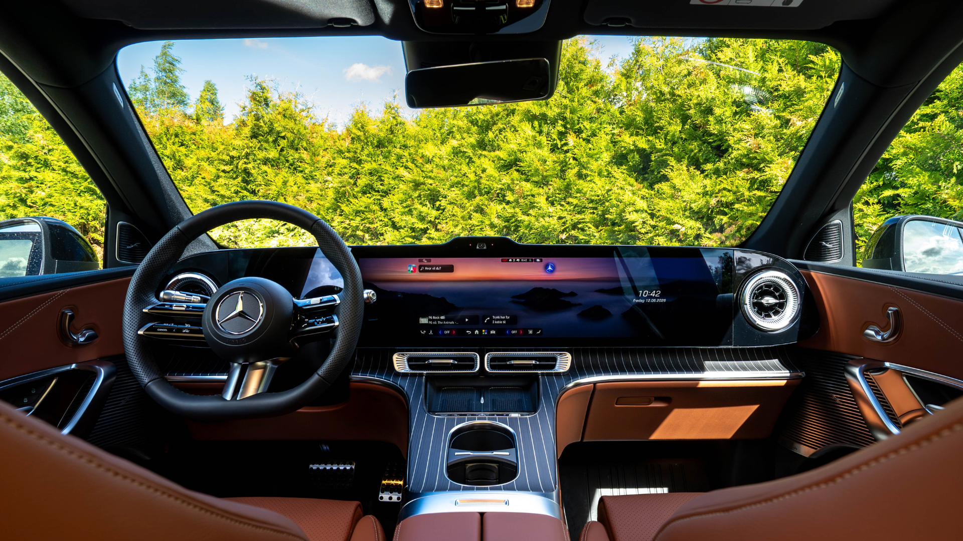 Mercedes GLC interiør med brune skinnseter