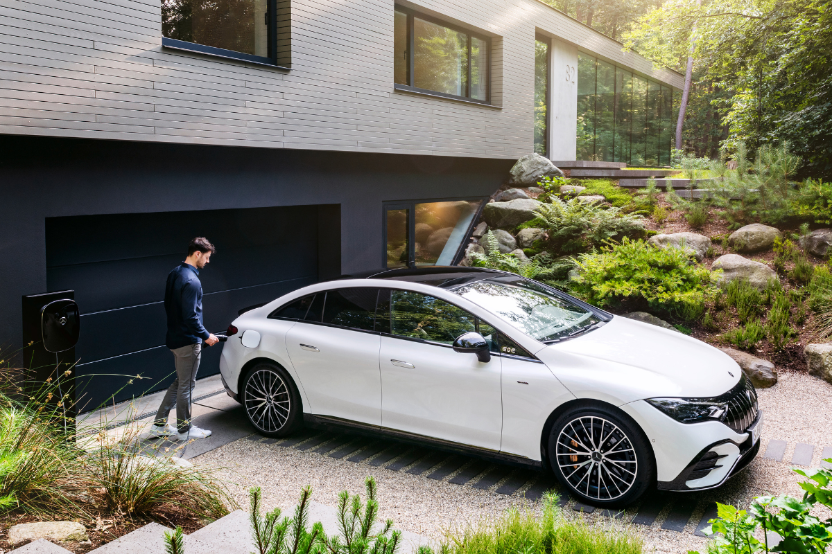 Mercedes EQE elbil som plugges i hjemmelader