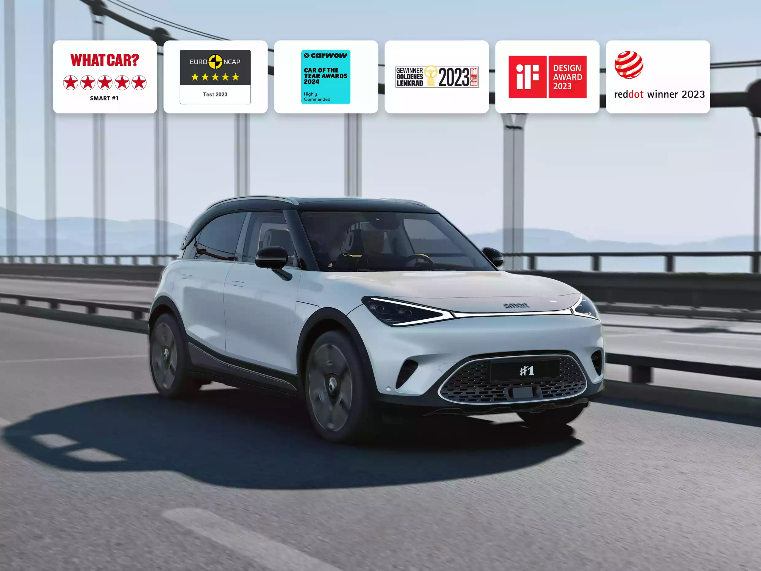 Hvit smart #1 på vei med flere internasjonale priser og utmerkelser vist over bilen