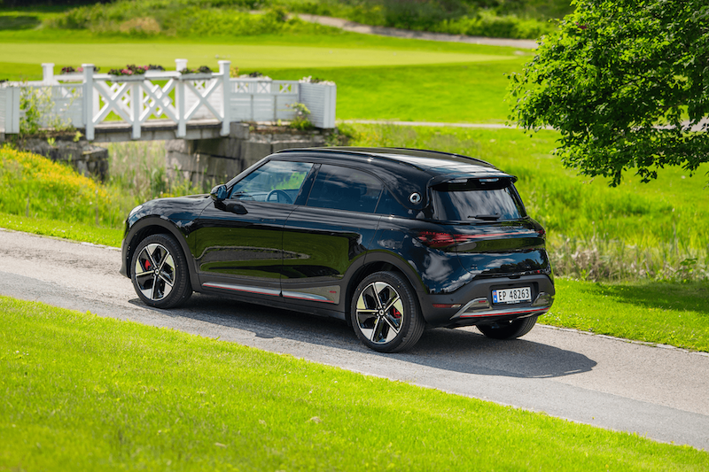 Svart smart #1 BRABUS sett bakfra i trekvart vinkel på landevei