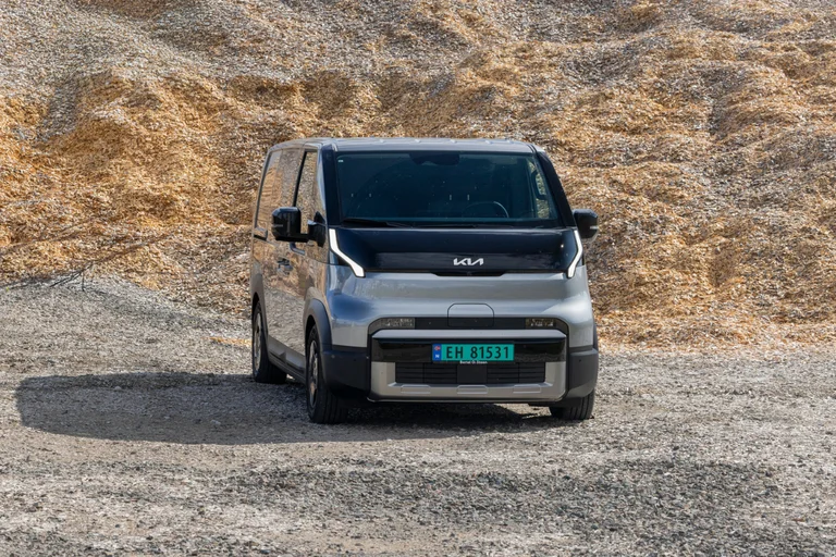 Kia PV5 grå varebil design sett forfra