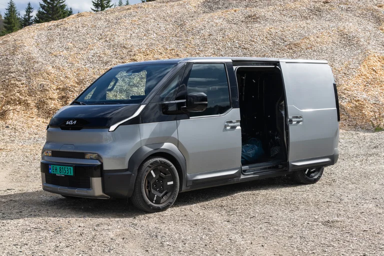 Kia PV5 varebil med åpen skyvedør venstre side