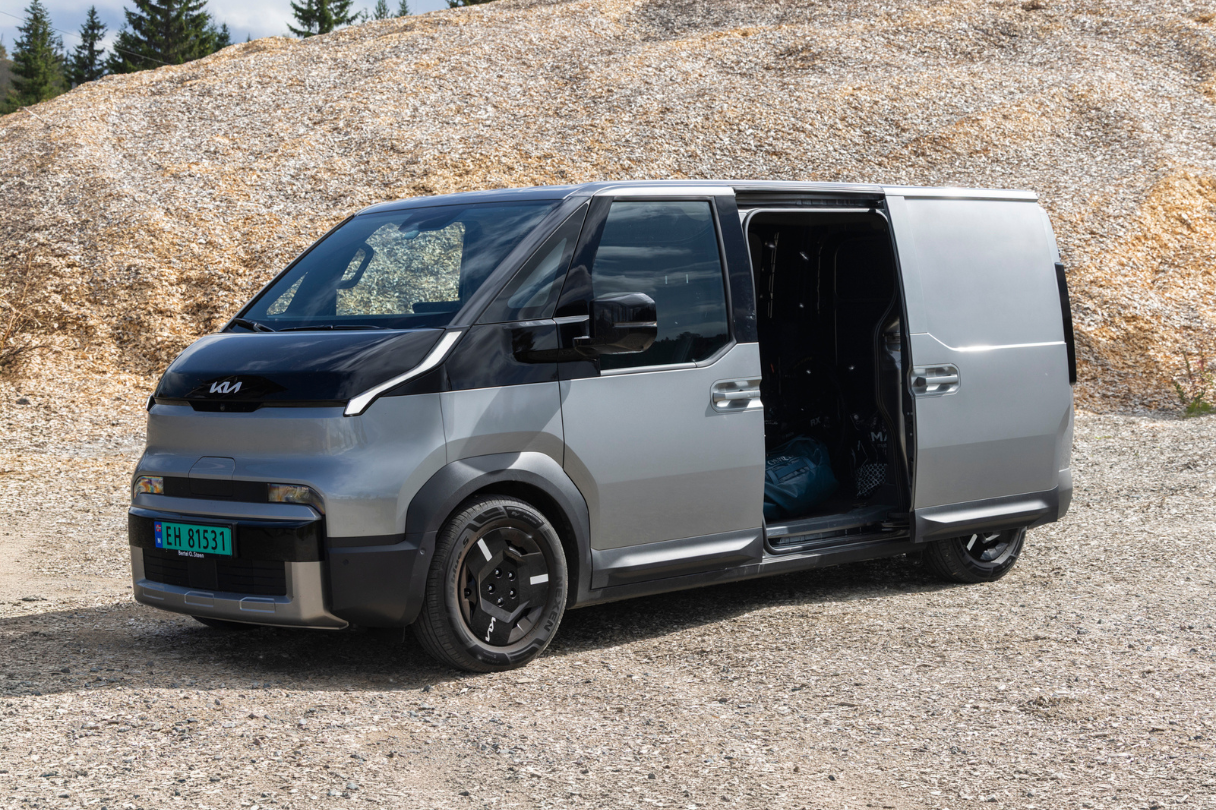 Kia PV5 varebil med åpen skyvedør venstre side