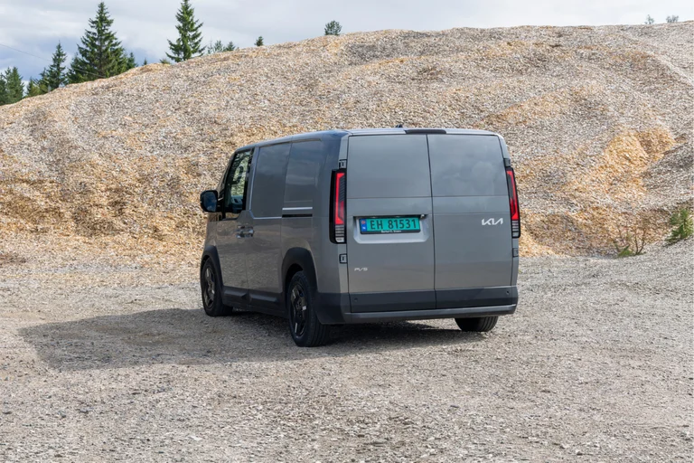 Kia PV5 Varebil i grå metallic lakk
