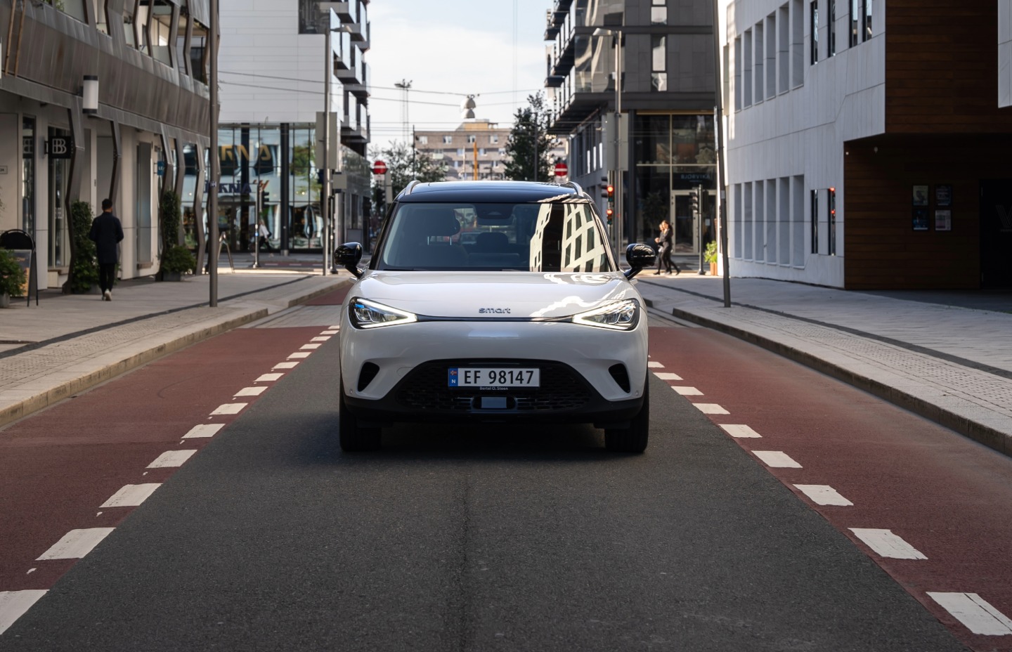 Hvit smart #1 sett forfra i en bygate i Oslo