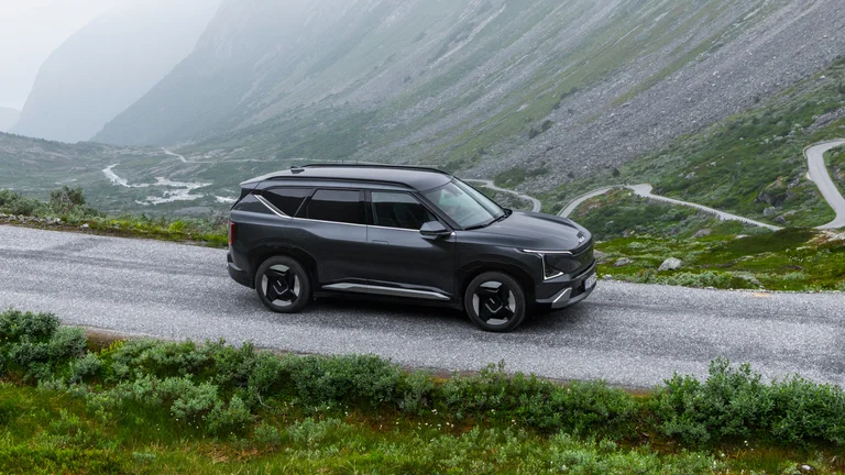 Kia EV5 svart metallic lakk kjører i fjellheimen
