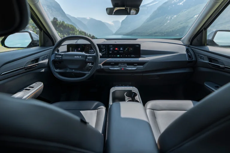 Kia EV5 GT Line interiør med svarte skinnseter