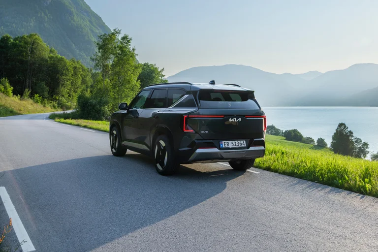 Svart Kia EV5 GT Line med metallic lakk skrått bakfra på veien