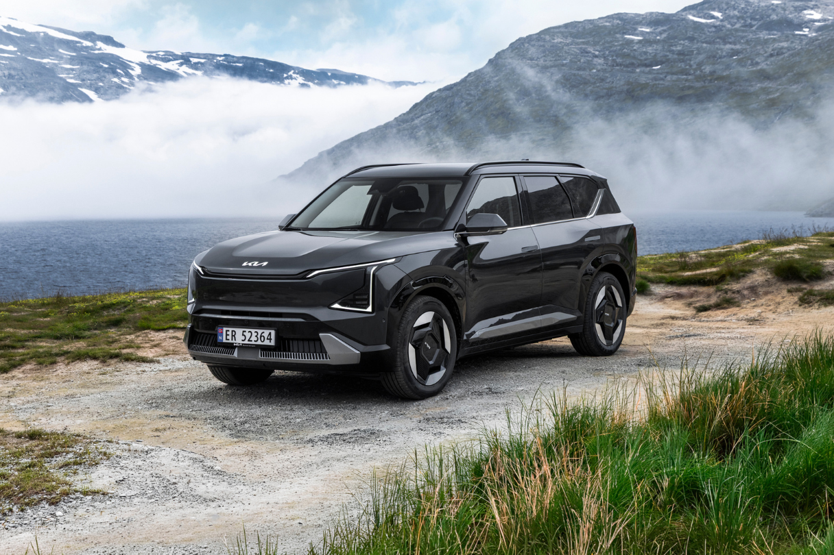 Kia EV5 AWD i svart sett forfra