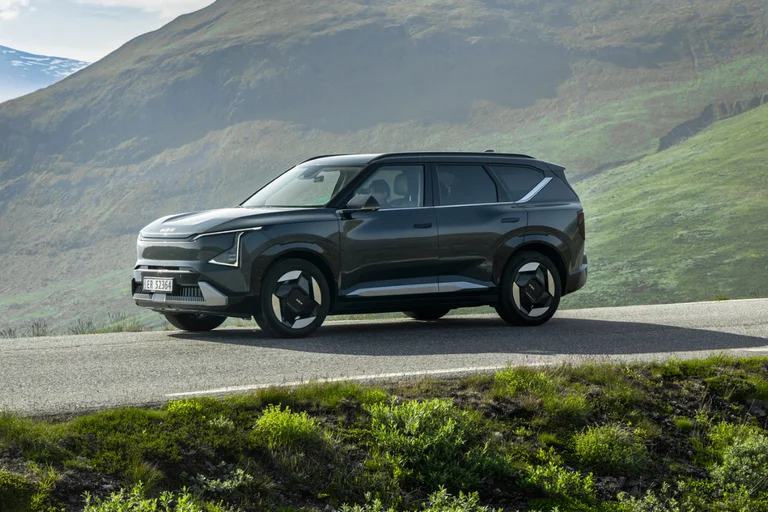 Kia EV5 4x4 i svart sett fra siden