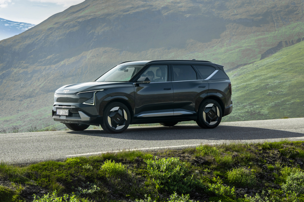 Kia EV5 4x4 i svart sett fra siden