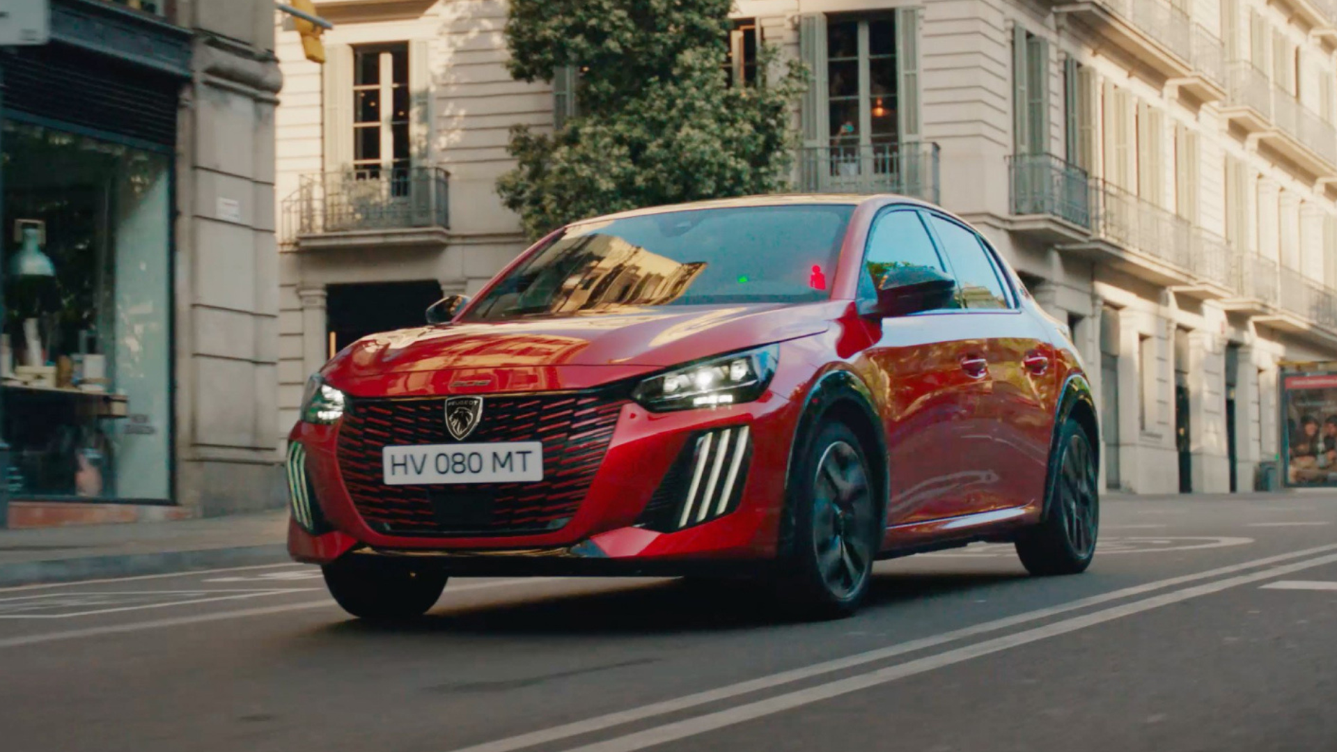 Peugeot E-208 GT i rød metallic lakk