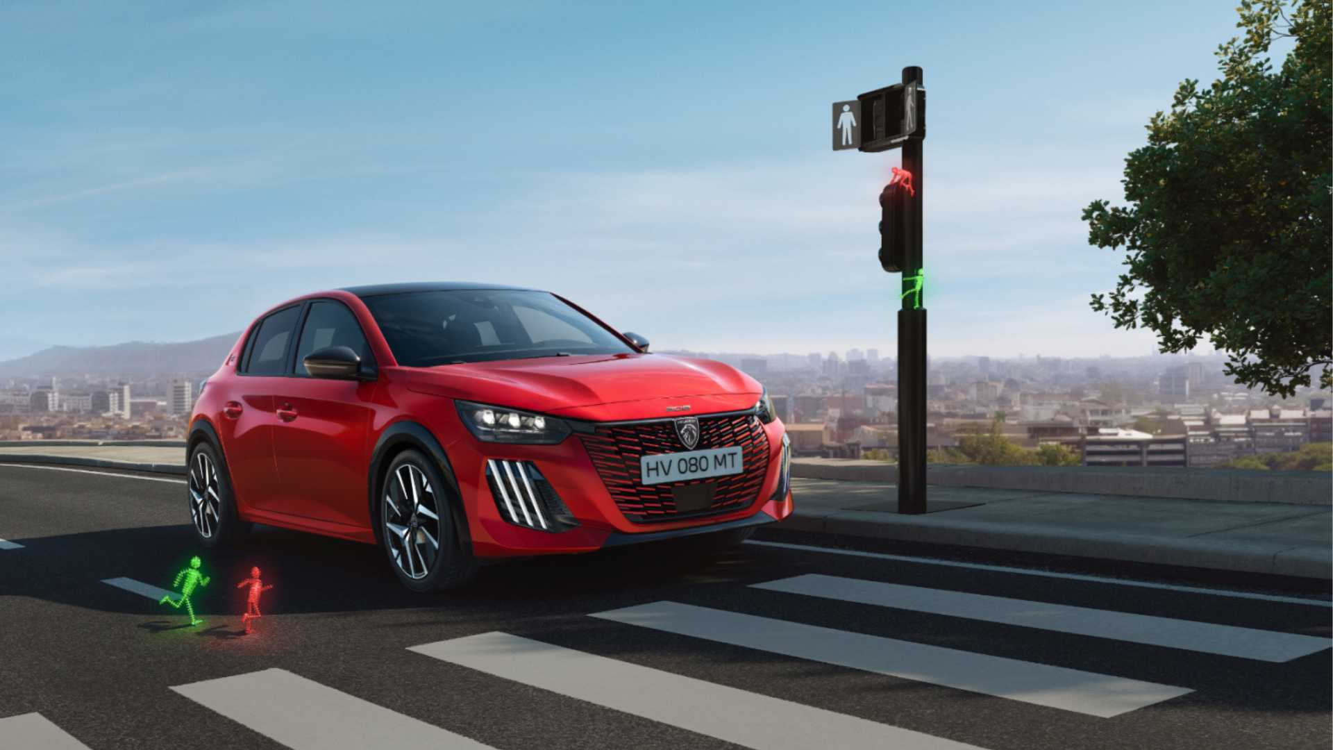 Rød Peugeot E-208 GT sett skrått fra siden