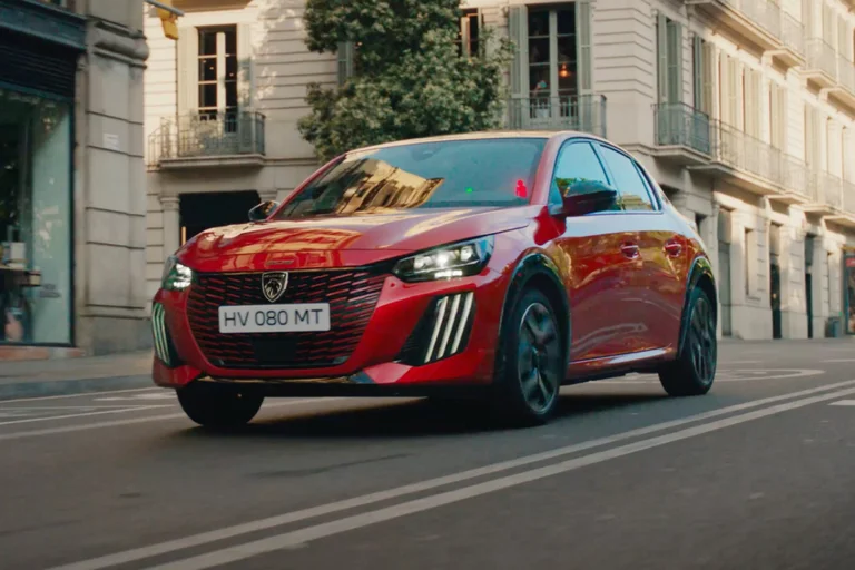 Peugeot E-208 GT i rød metallic lakk