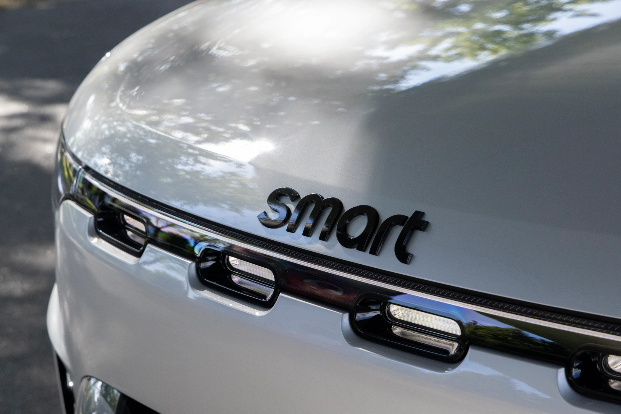 Nærbilde av smart-logoen og frontdetaljene på smart #5 BRABUS