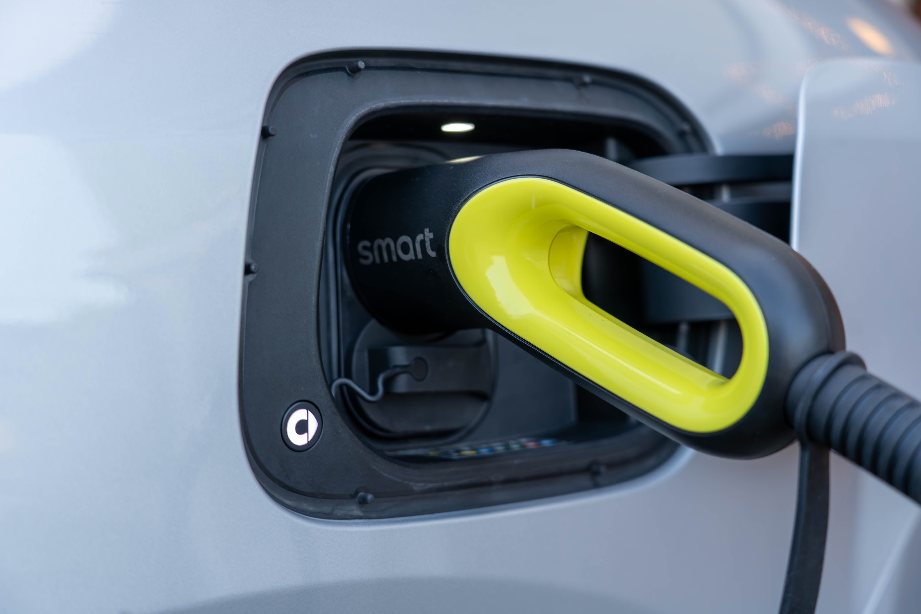 Ladekabel koblet til ladeporten på smart #5