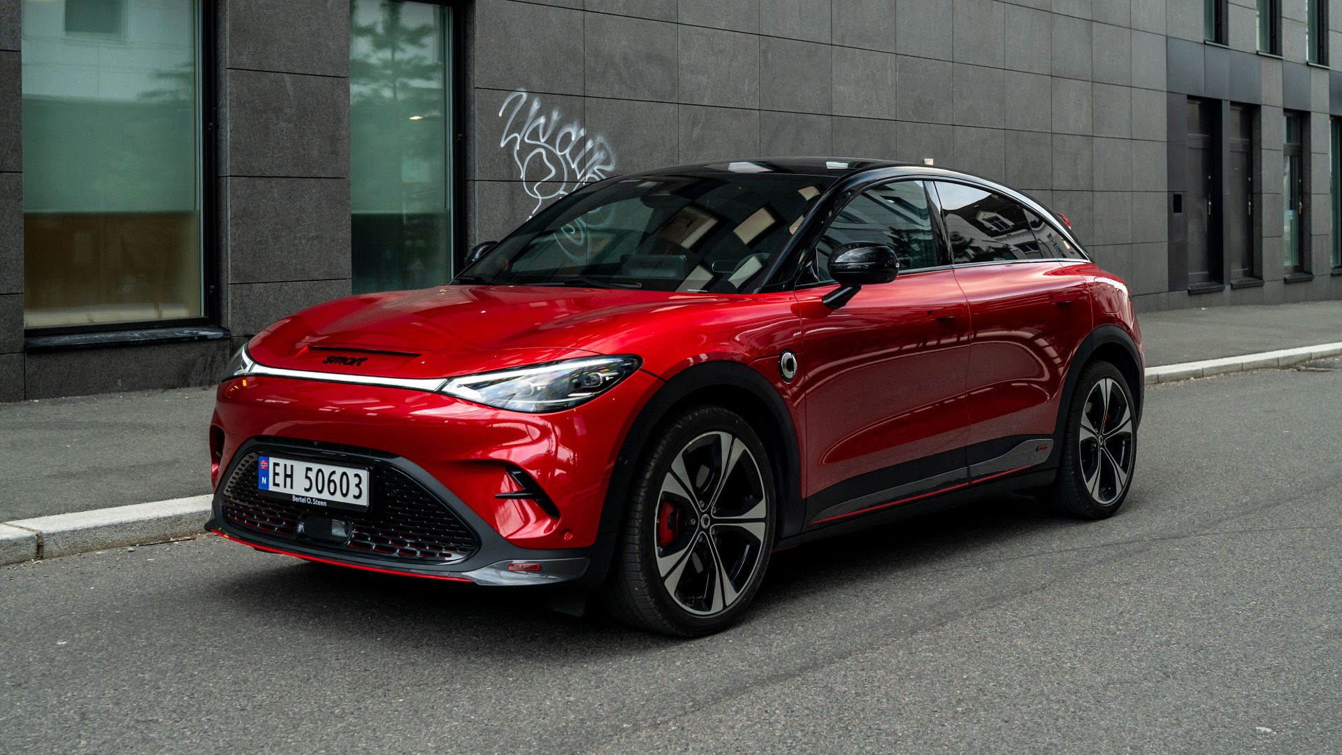 Rød smart #3 BRABUS sett forfra i trekvart vinkel i bymiljø