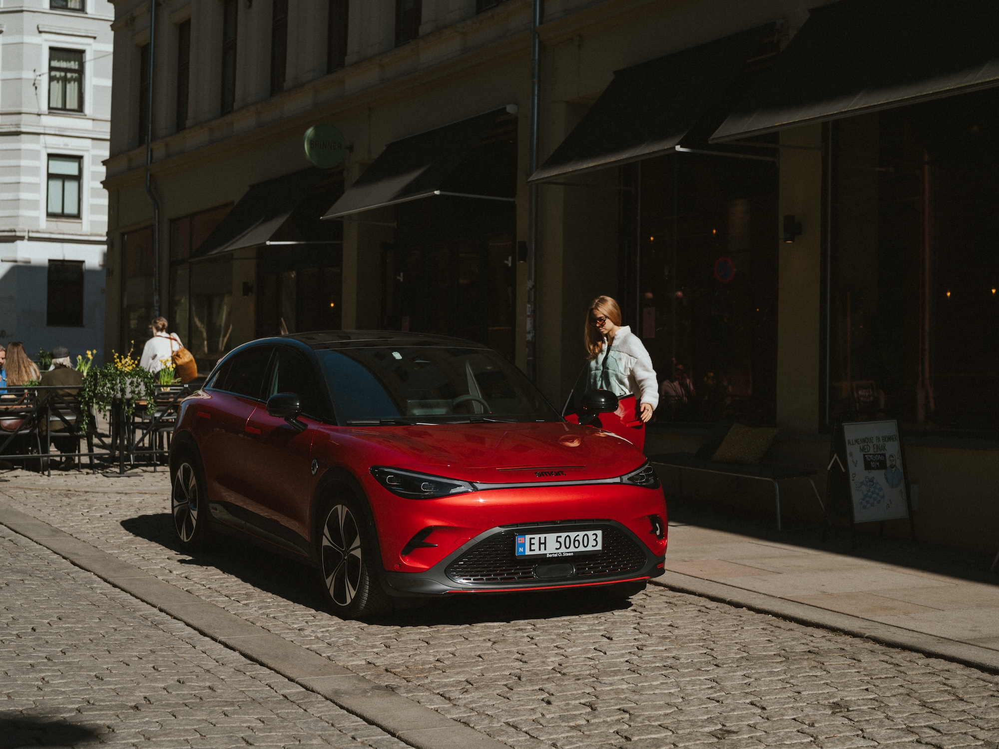 Rød smart #3 parkert i en bygate