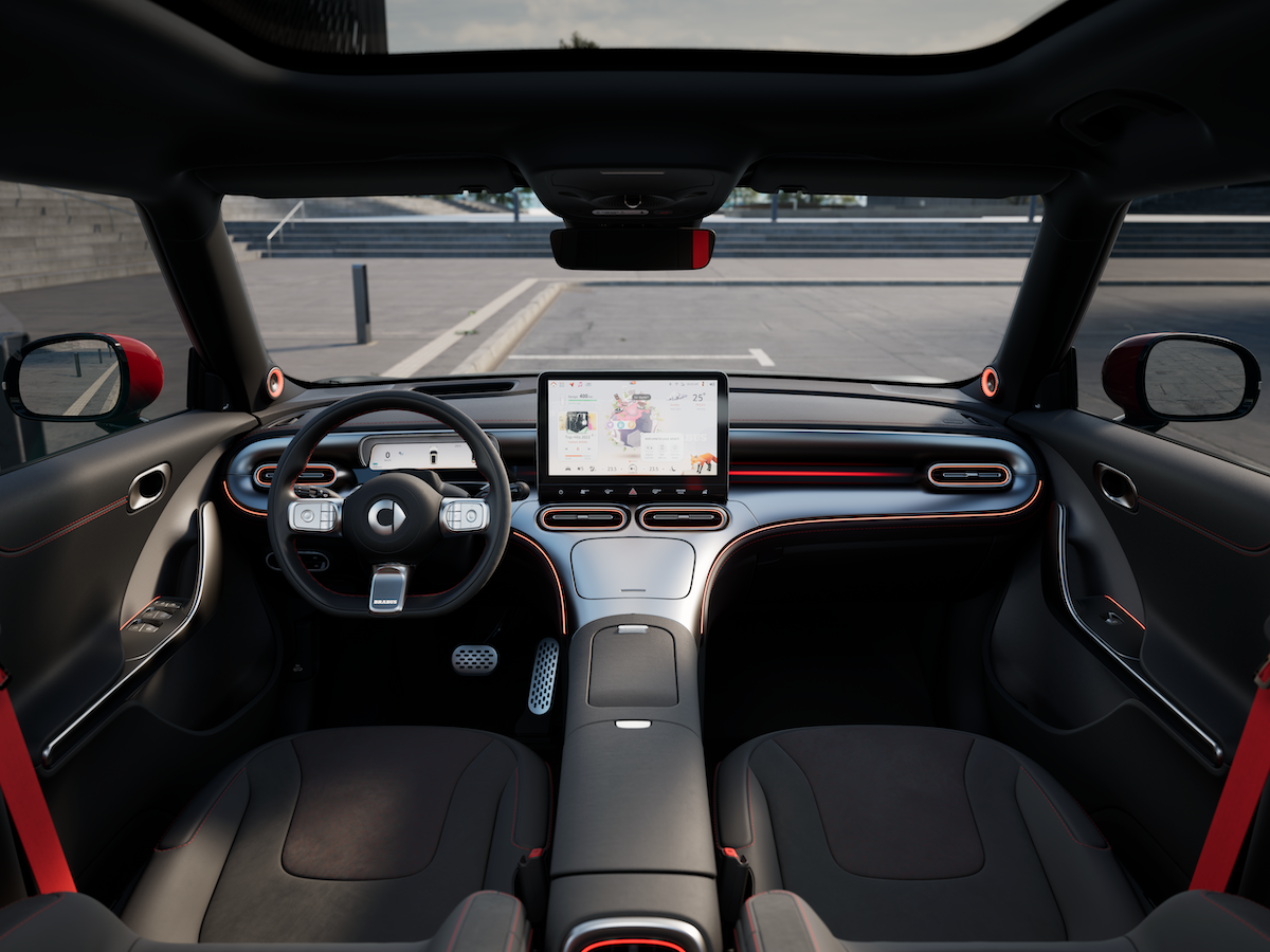 Interiøret i smart #1 BRABUS med sportsratt, midtskjerm og røde detaljer