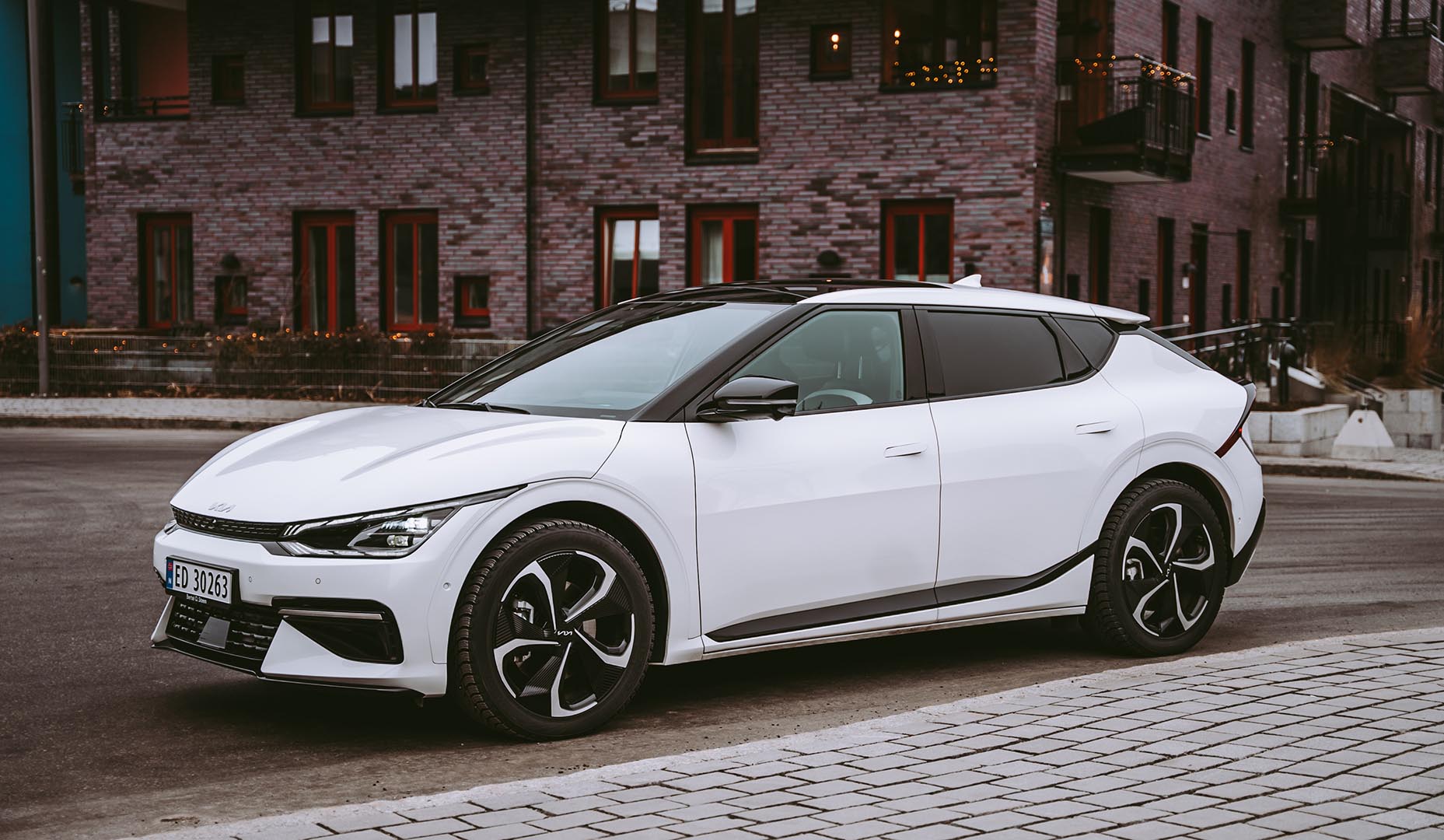Hvit Kia EV6 med firehjulsdrift og tilhengerfeste