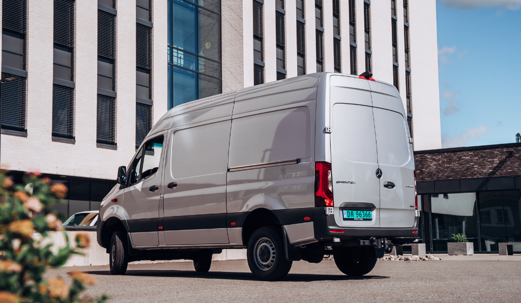Grå Mercedes Sprinter varebil.