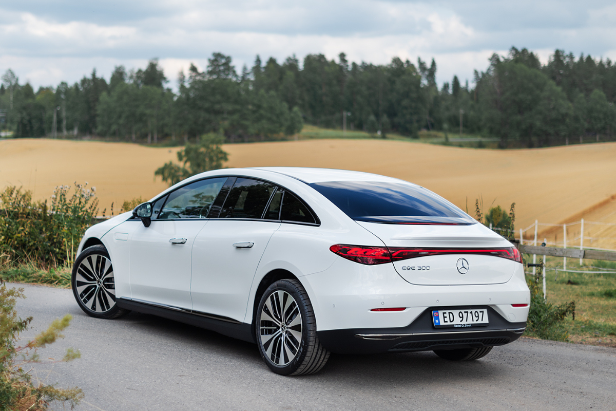 EQE 300 sett bakfra parkert.