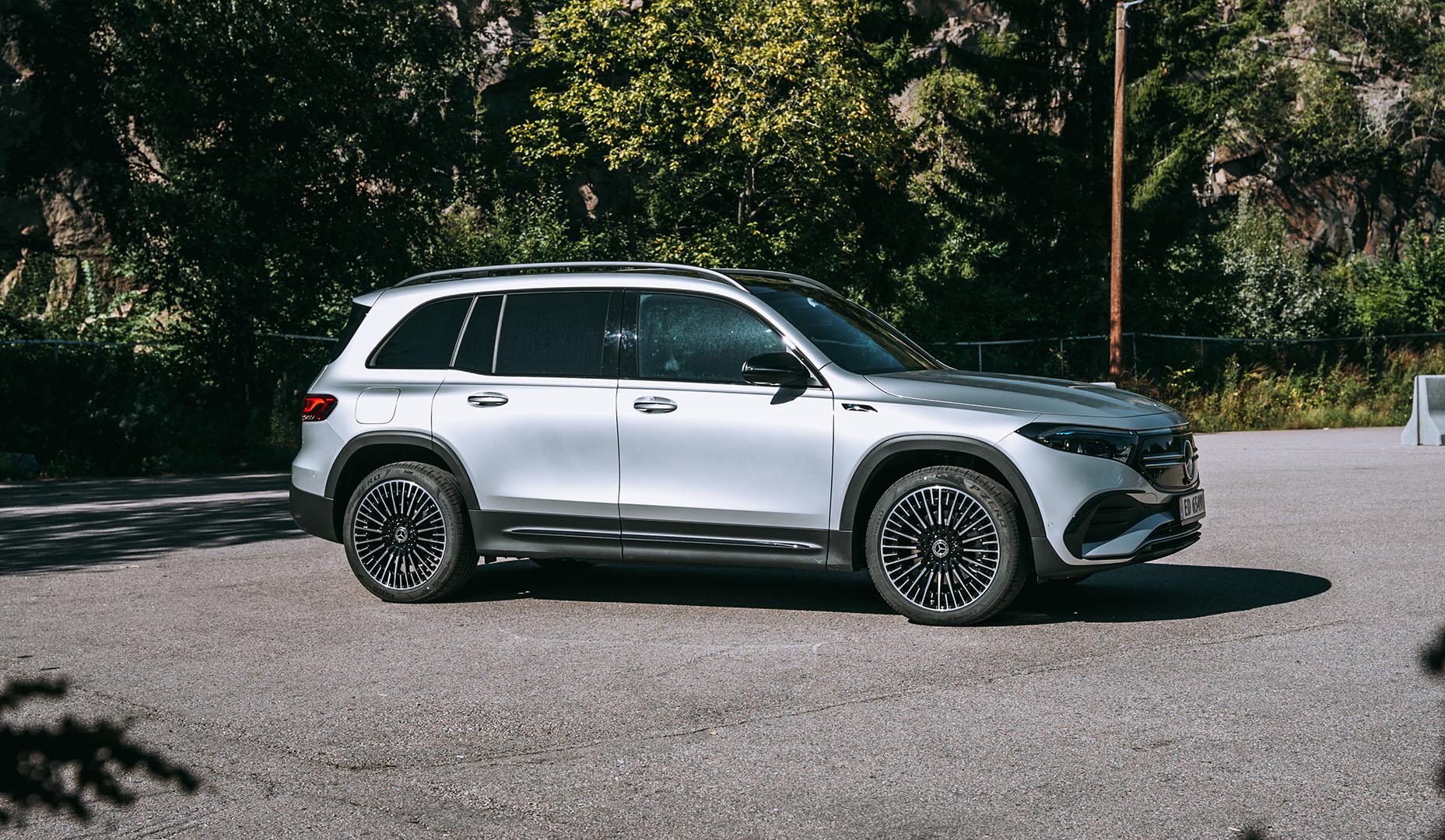 EQB fra Mercedes-EQ i grå metallic lakk med AMG-felger.