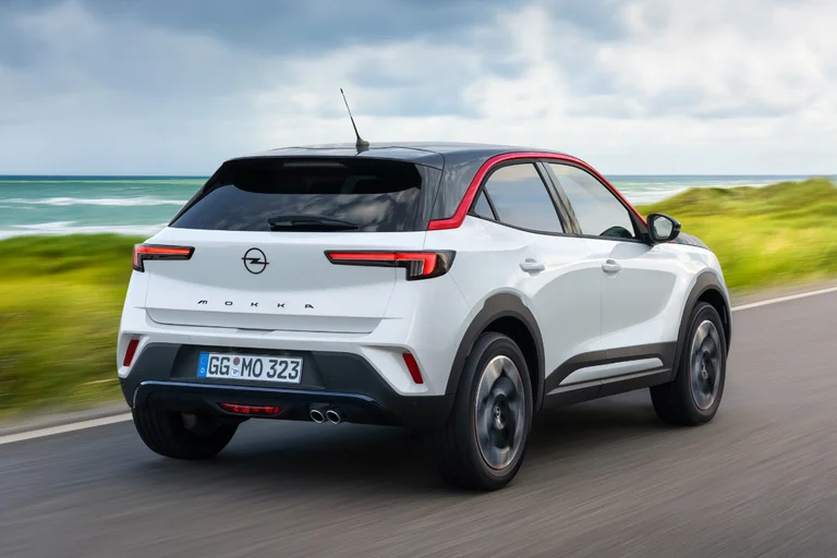 Nye Opel Mokka Electric sett bakfra.