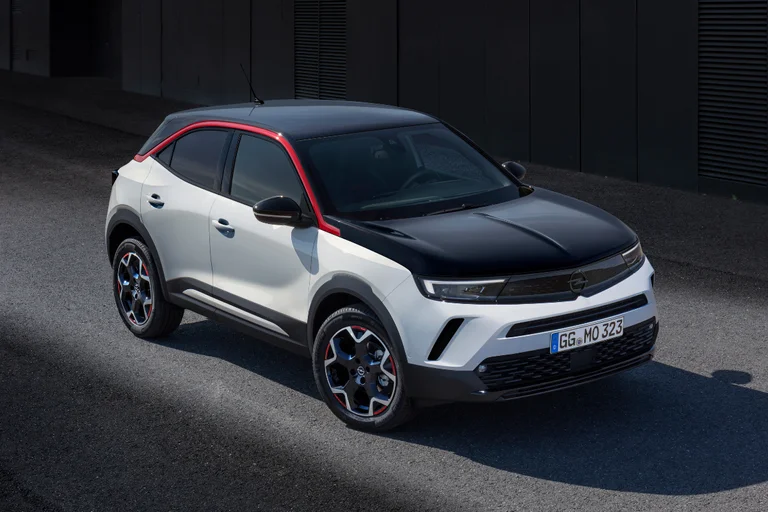 Nye Opel Mokka Electric i hvit og svart.