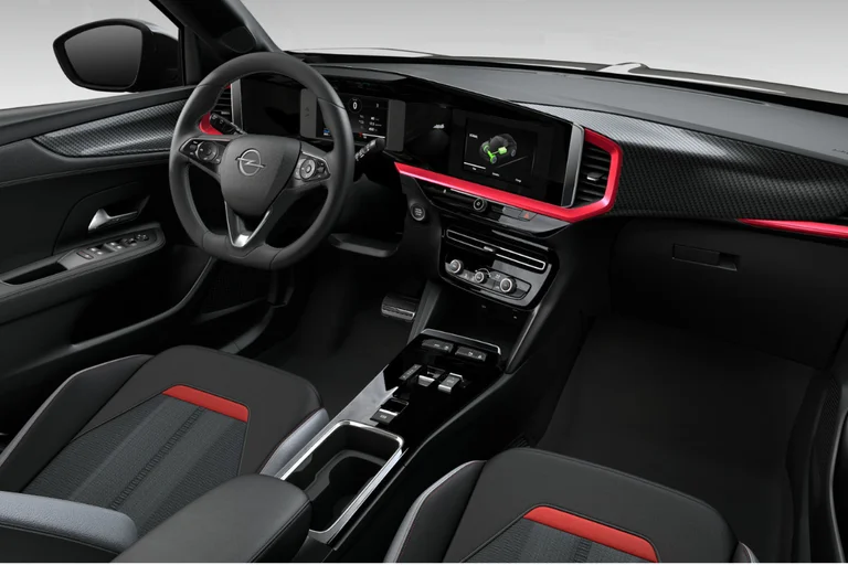 Opel Mokka Electric interiør i svart og rødt.