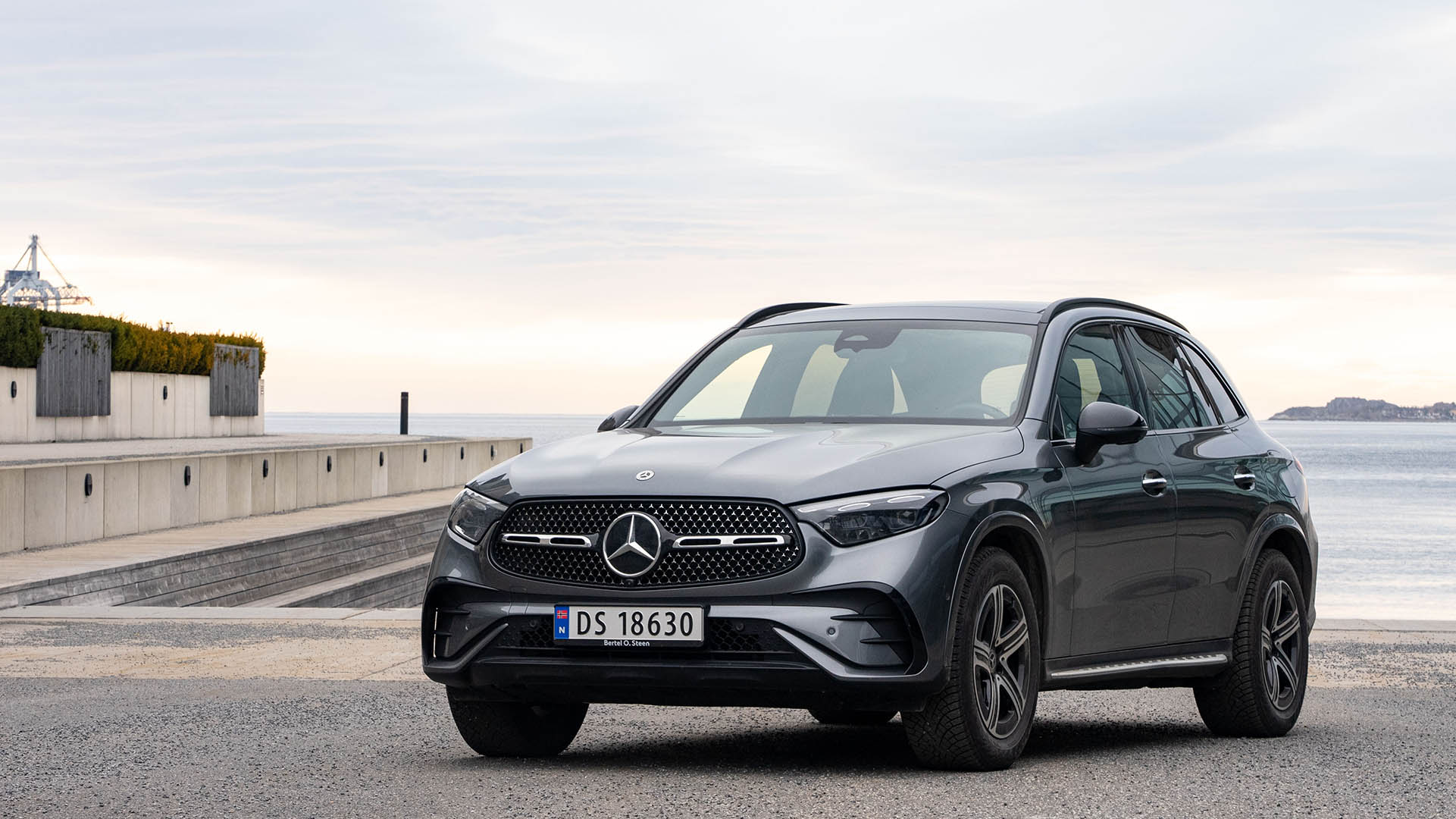 Mercedes-Benz GLC 300e i grå metallic lakk.