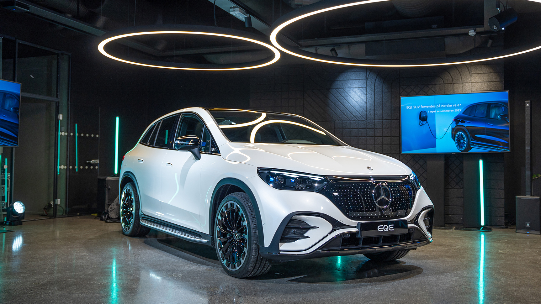 EQE SUV fra Mercedes-EQ i Bertel O. Steens showroom i Bjørvika