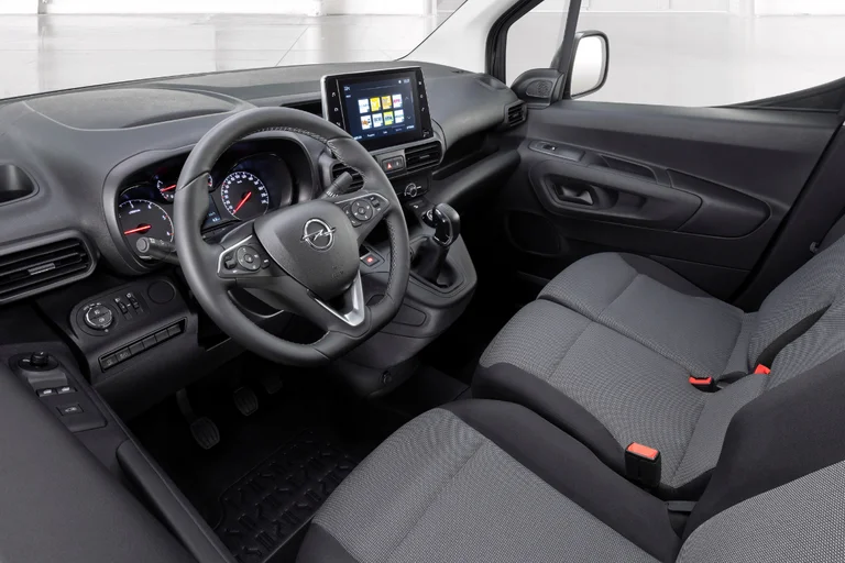 Interiør i Opel Combo og multimediaskjerm for fører.
