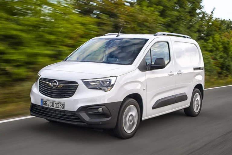 Hvit Opel Combo L1 varebil i utstyrsutgaven Elite.