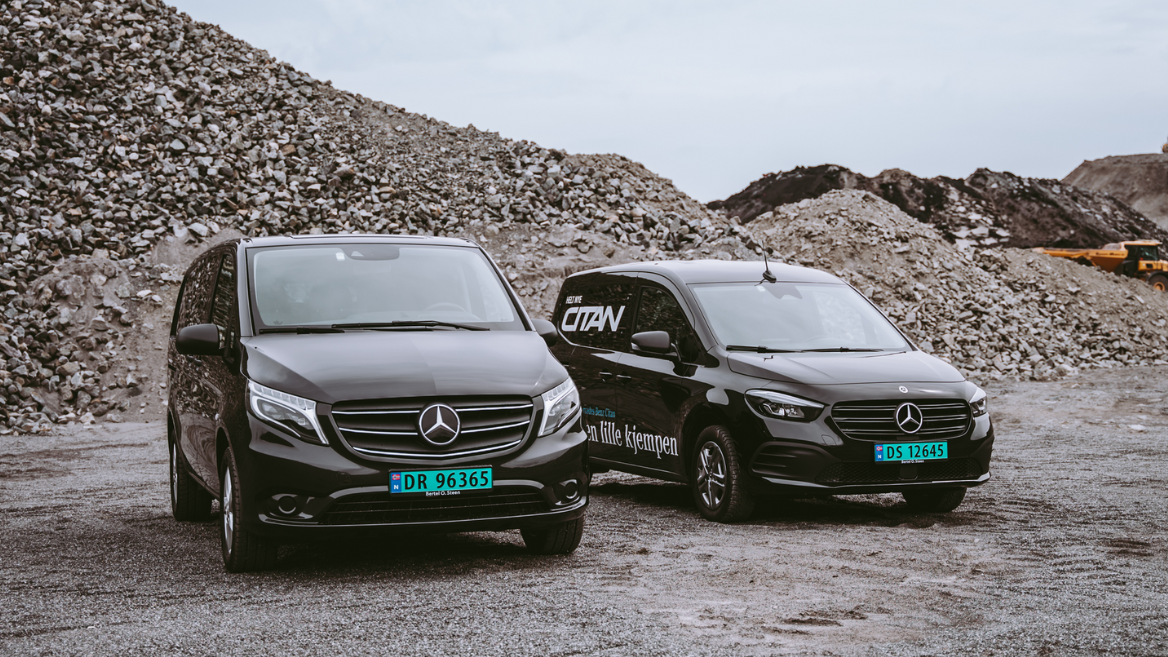 To varebiler fra Mercedes-Benz på et grustak sett forfra.