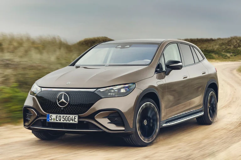 EQE SUV fra Mercedes-EQ i bronse.