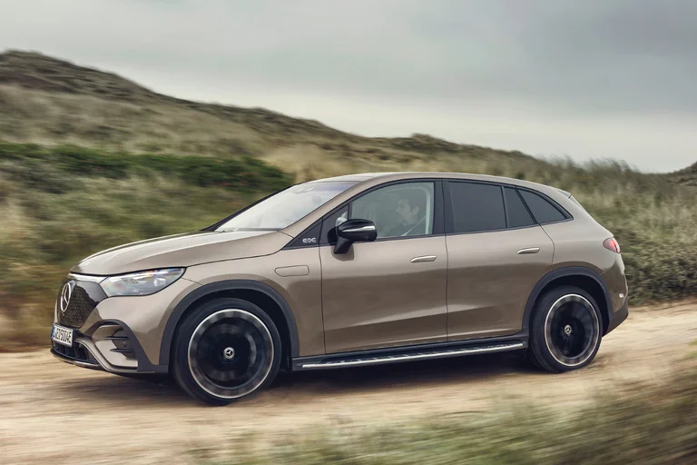 EQE SUV 350 4Matic sett fra siden.