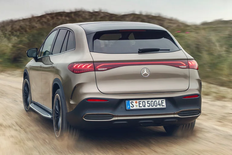 EQE SUV fra Mercedes-EQ kjører på grusvei sett bakfra