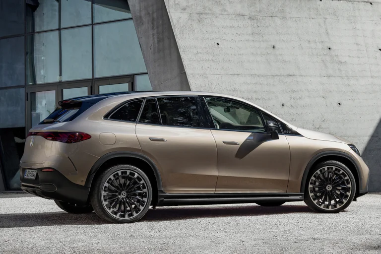 EQE SUV 350 4Matic AMG-line sett fra siden.