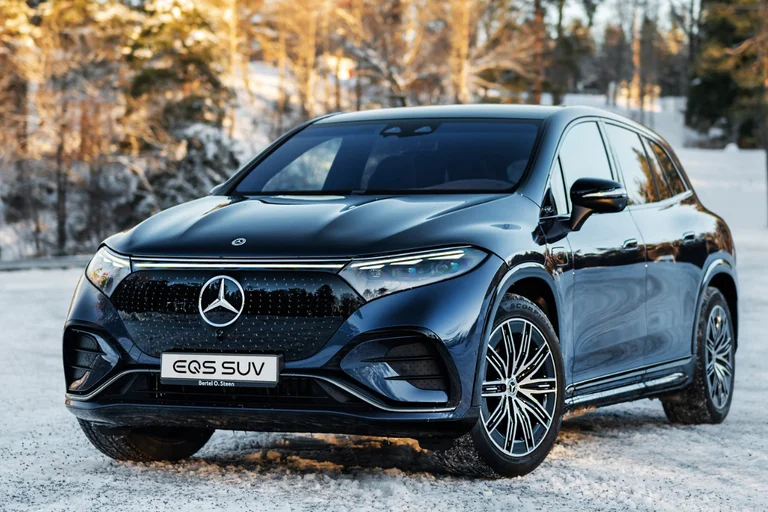 Blå EQS SUV fra Mercedes-EQ