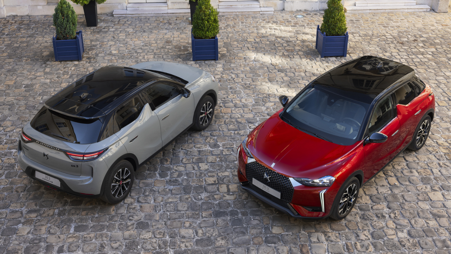 To DS 3 fra DS Automobiles i beige og rød ved siden av hverandre.