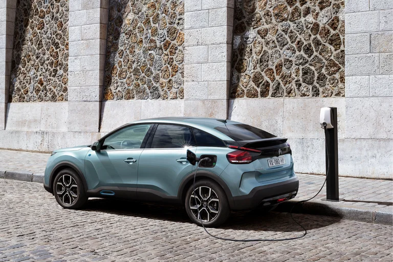 Citroën ë-C4 elbil lader.