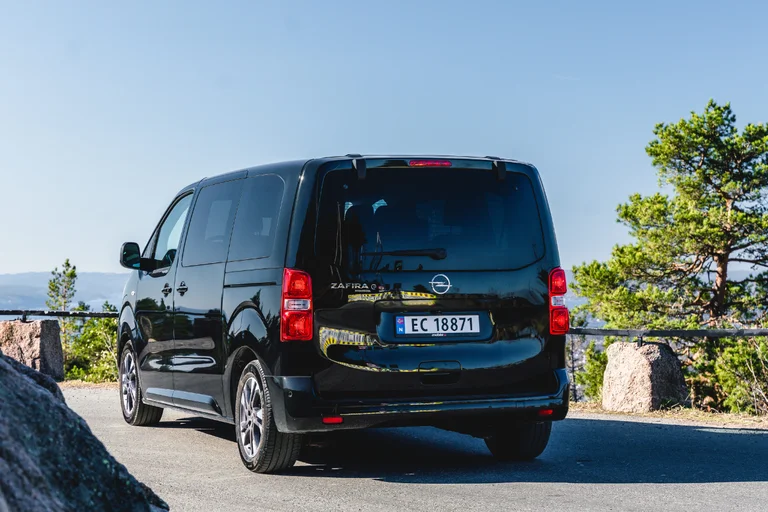 Svart Opel Zafira-e sett bakfra.